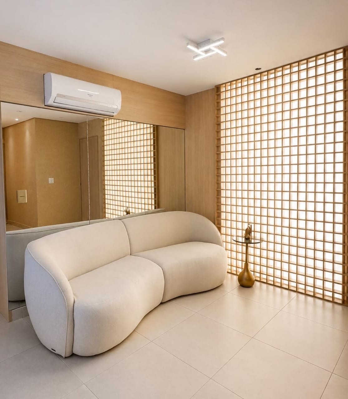 Ambiente planejado com painel de madeira