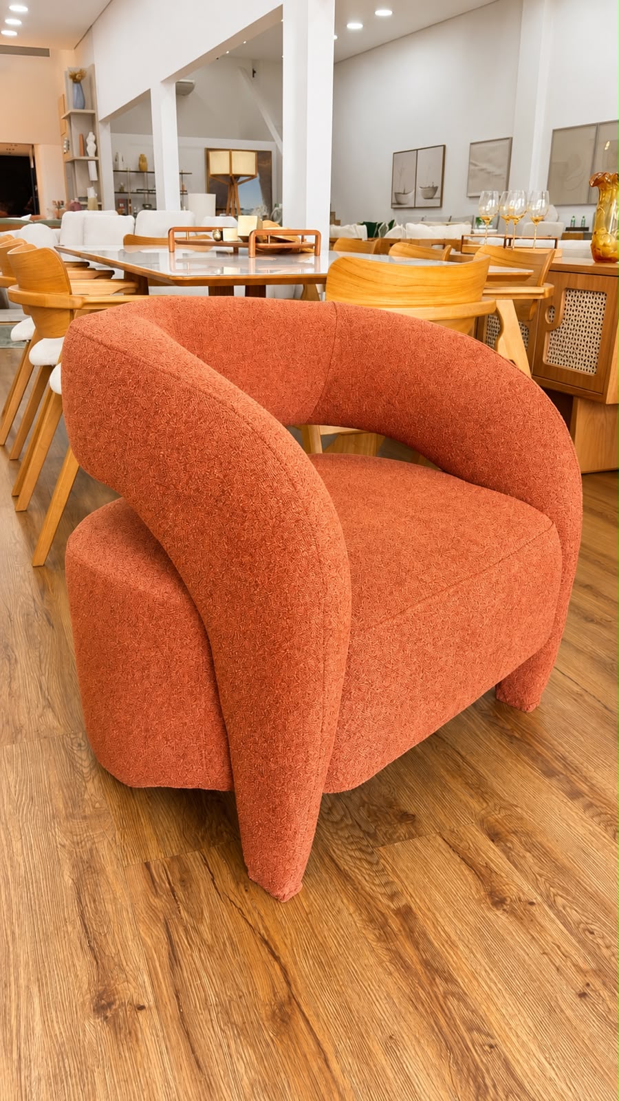 Poltrona em tecido terracota no showroom
