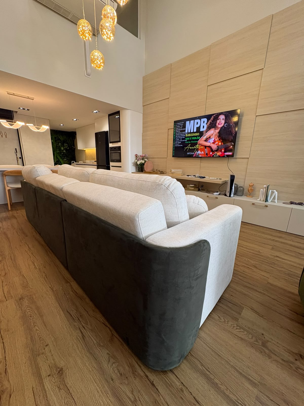 Sala com painel planejado